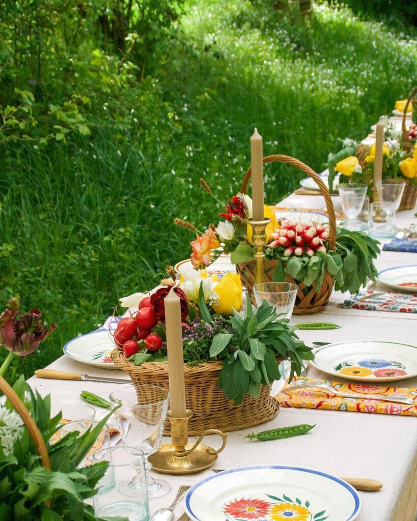 Mesa decorada en el campo rodeada de césped