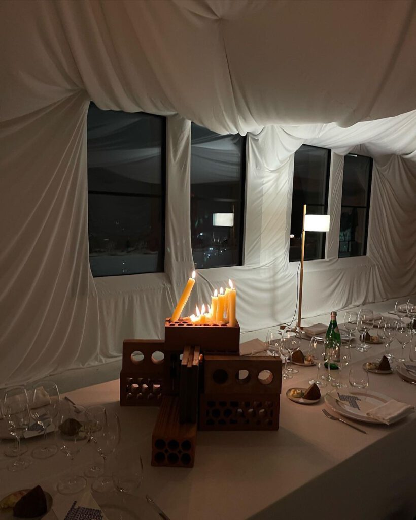 Decoración mesa con velas y ladrillos
