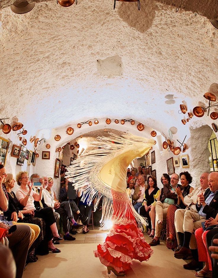Show flamenco con mujer bailando flamenco en una cueva