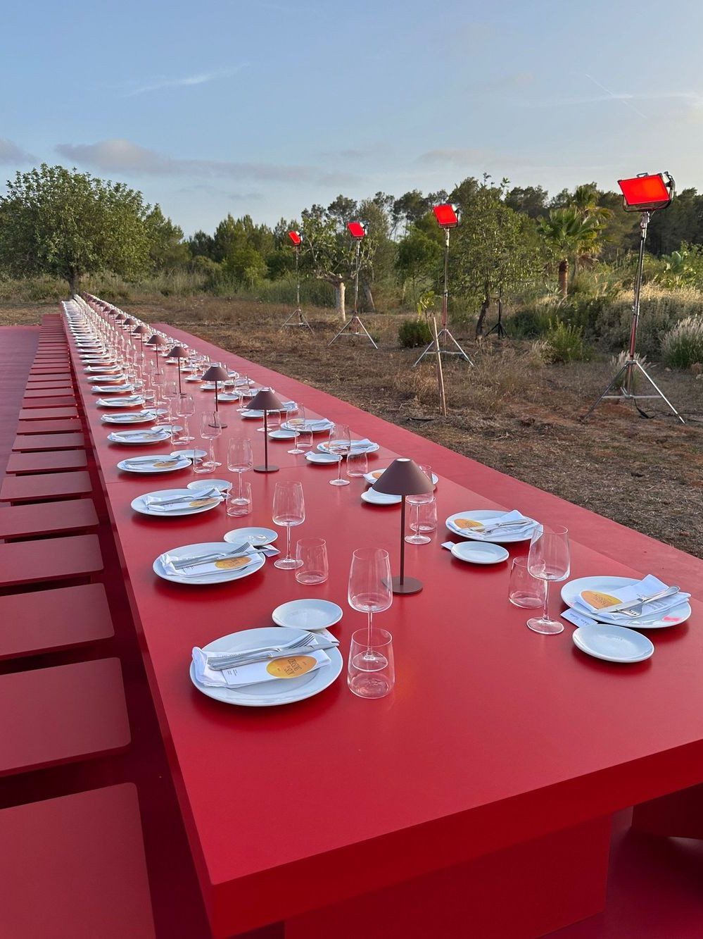 Mesa de evento corporativo para empresas al aire libre acorde a los ODS