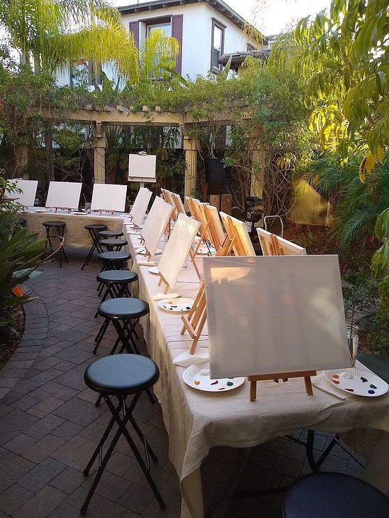 Evento de actividad de pintar cuadros en un patio al aire libre