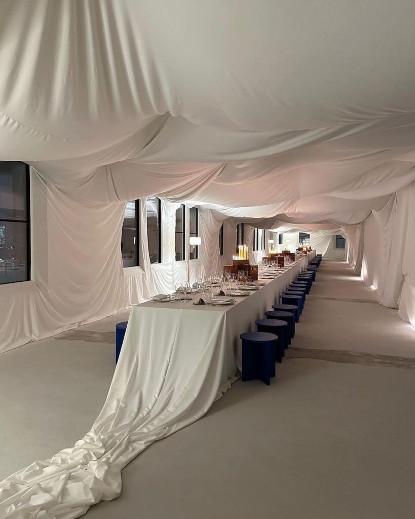 Evento inmersivo de gran tamaño en oficina con una reestructuración y cambio de imagen del espacio