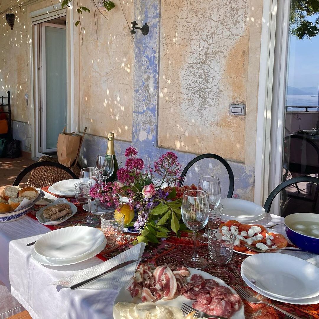 Mesa con comida decorada