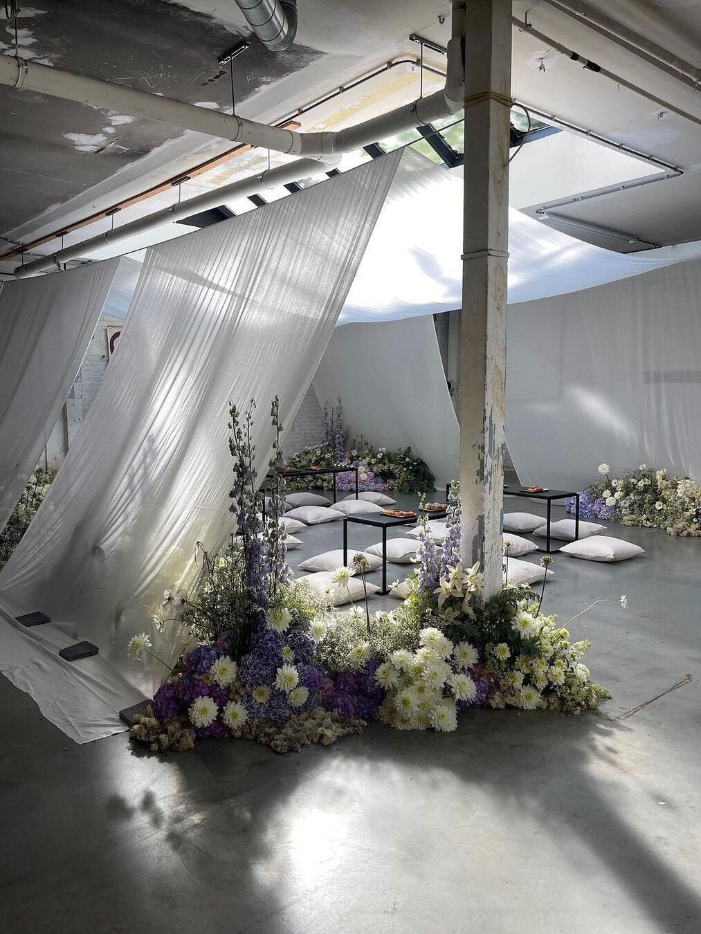 Evento inmersivo de yoga para team building en oficina