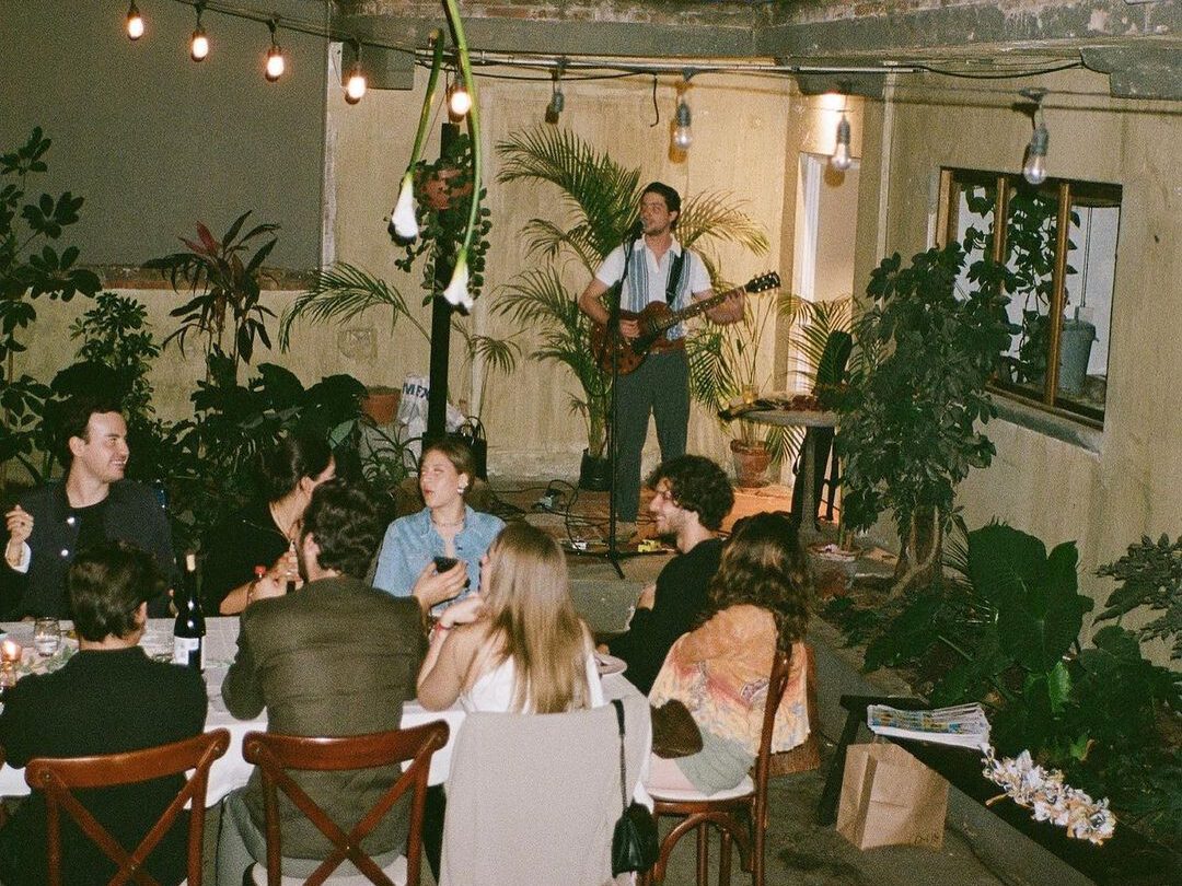 Chico cantando en un evento de team building al aire libre