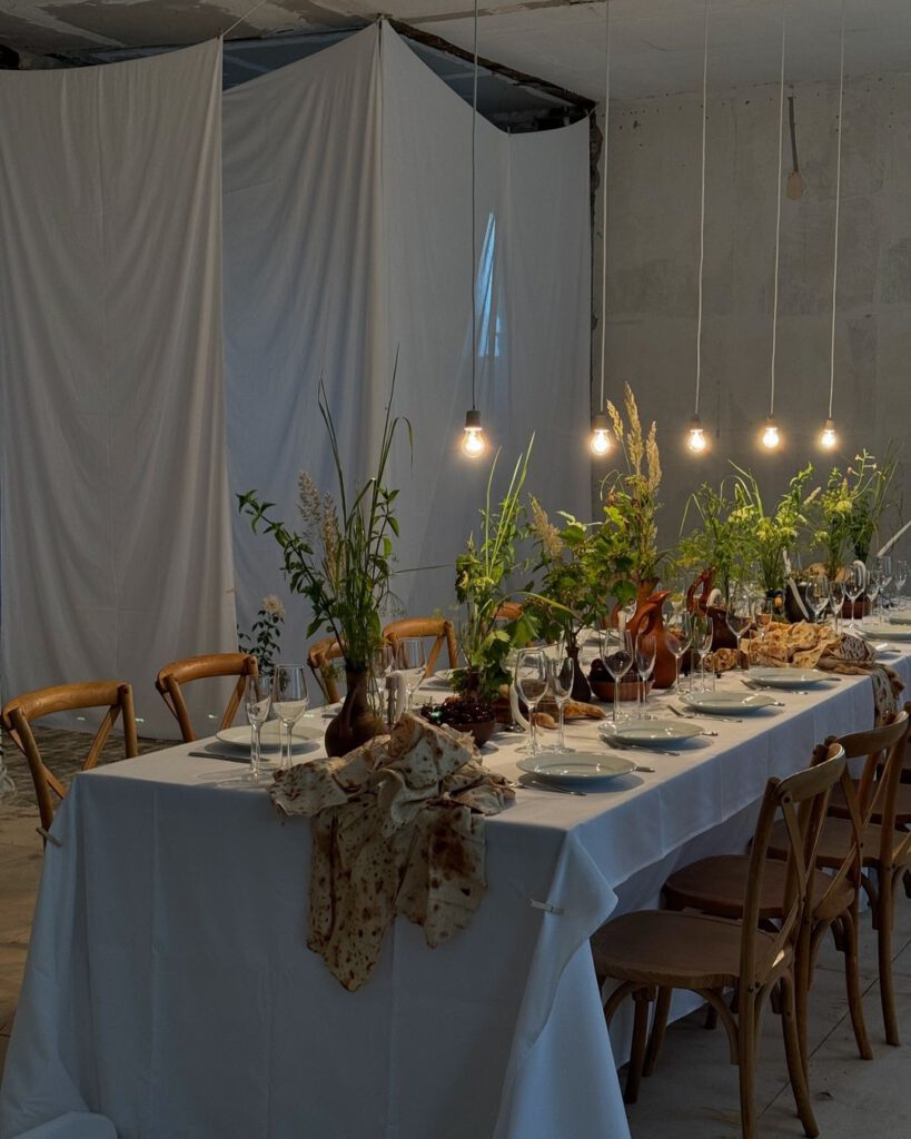 Mesa decorada para evento pequeño