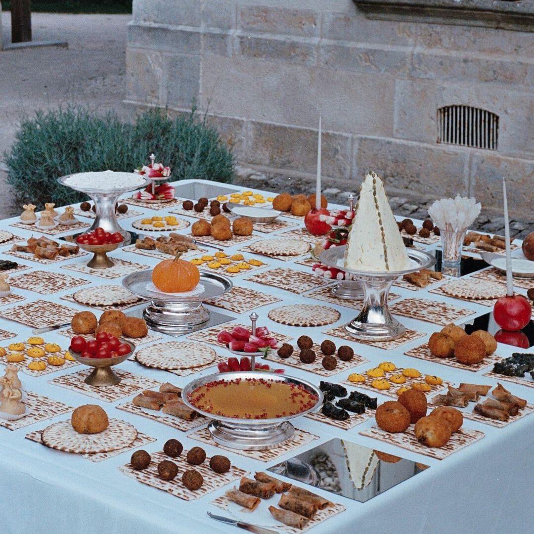 Mesa decorada llena de comida ordenada elegante