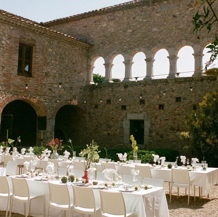 Mesas al aire libre en un espacio de castillo antiguo
