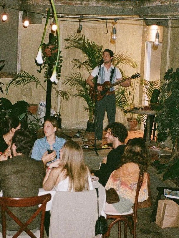 Chico cantando en un evento de team building al aire libre